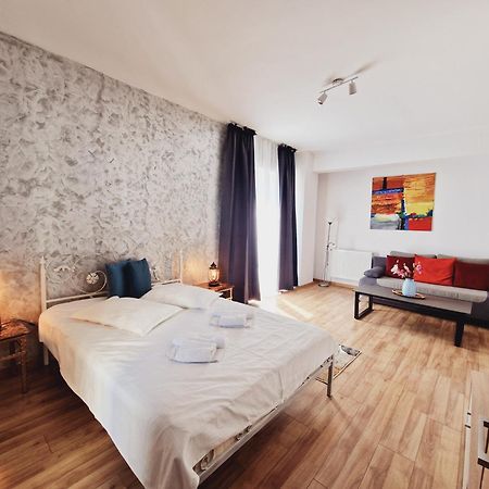 Ultracentral 5* Boutique Hotel Style Apartment. Brand New. 2 Rooms. Spacious. Free Parking Cluj-Napoca Esterno foto