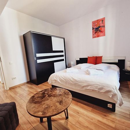 Ultracentral 5* Boutique Hotel Style Apartment. Brand New. 2 Rooms. Spacious. Free Parking Cluj-Napoca Esterno foto
